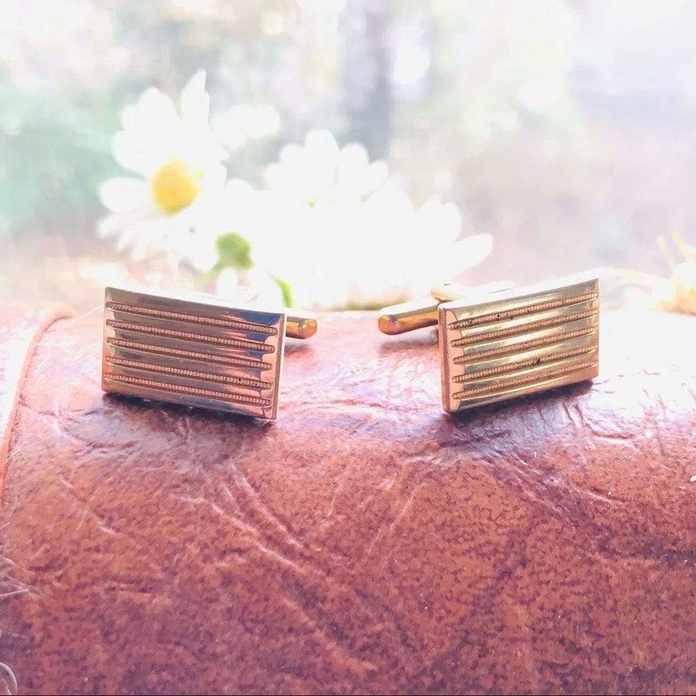 Vintage men’s Hickok gold textured design rectangle cuff links